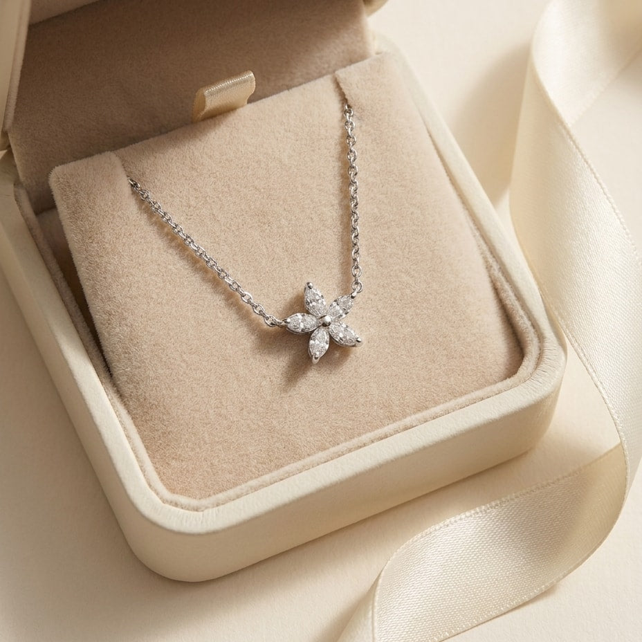 FLEUR Halskette und 0.5 Karat in Weißgold 585