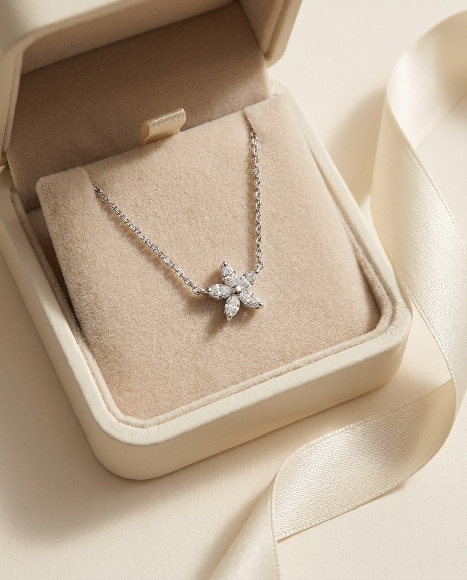 FLEUR Halskette und 0.5 Karat in Weißgold 585