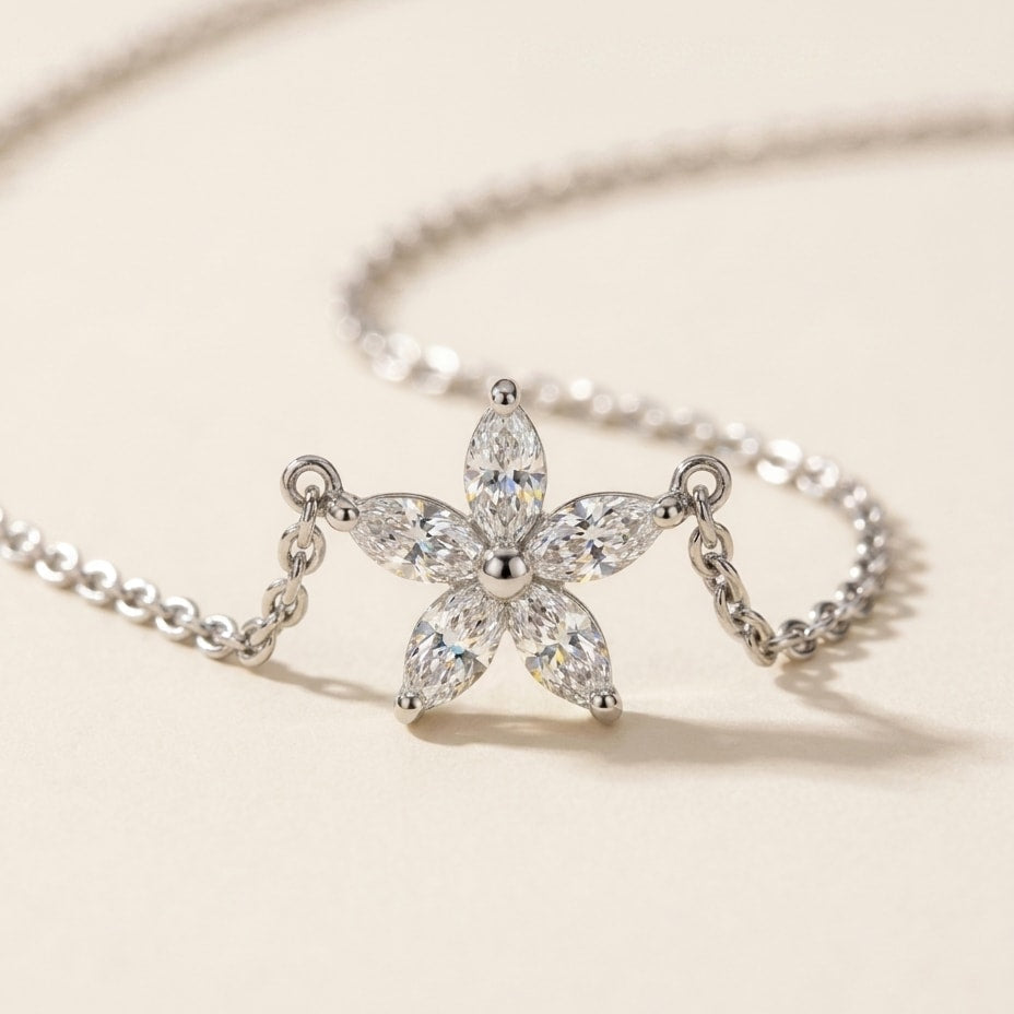 FLEUR Halskette und 0.3 Karat in Weißgold 585