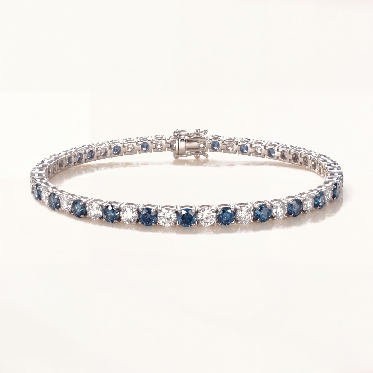 Rivière Armband mit Labordiamant (5 Karat gesamt) in Weißgold 585 getragen