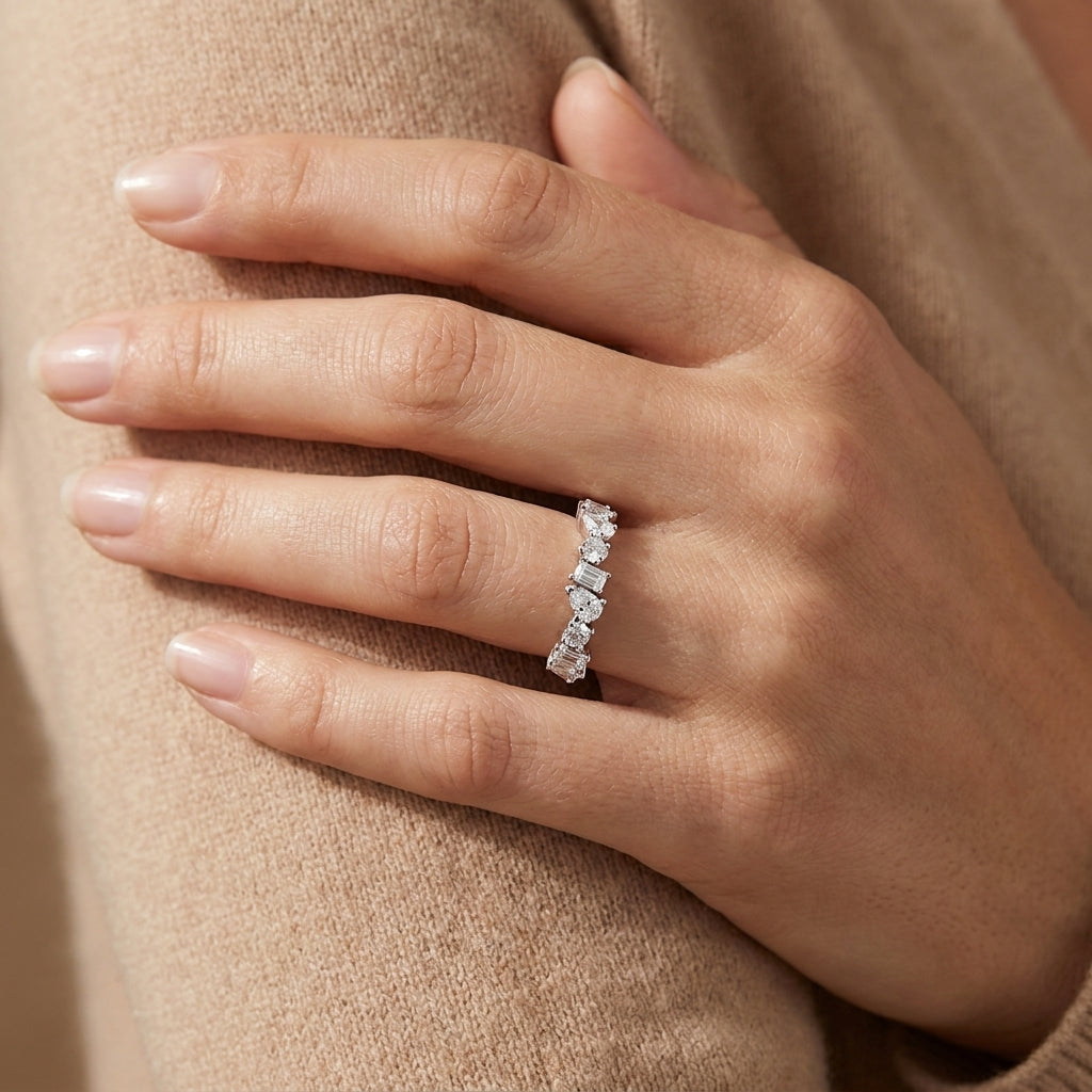 SOPHIE Ring und 0.8 Karat in Weißgold 585