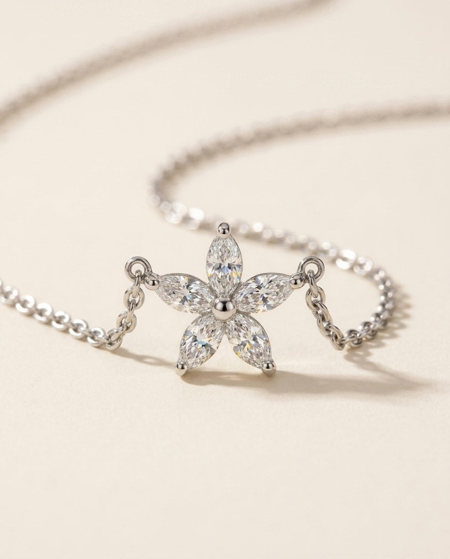 FLEUR Halskette und 0.3 Karat in Weißgold 585