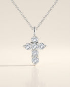 Croix Halskette mit natürlichem Diamant (0,1 Karat gesamt) in Weißgold 750 seitlich